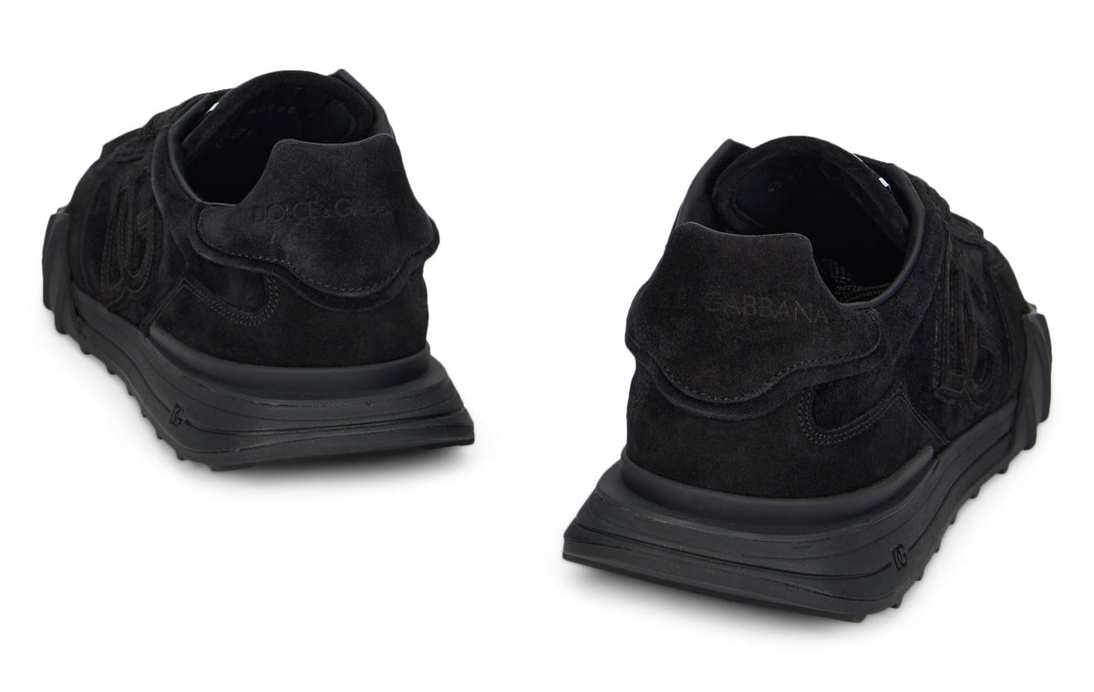 Sports shoes with reinforced sole SHOES