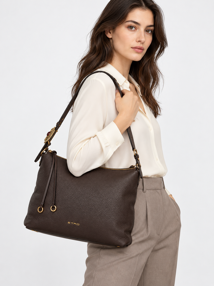 Etro AI着用イメージ(架空の成人女性モデル・コーディネート例)