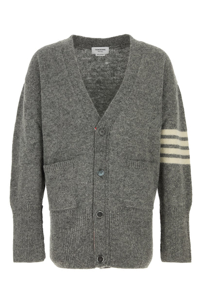 JERSEY STITCH
EXAGGERATED FIT
V NECK CAR KNITWEARS