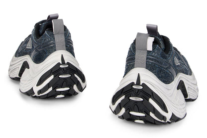 Sport shoes with a curved sole SHOES
