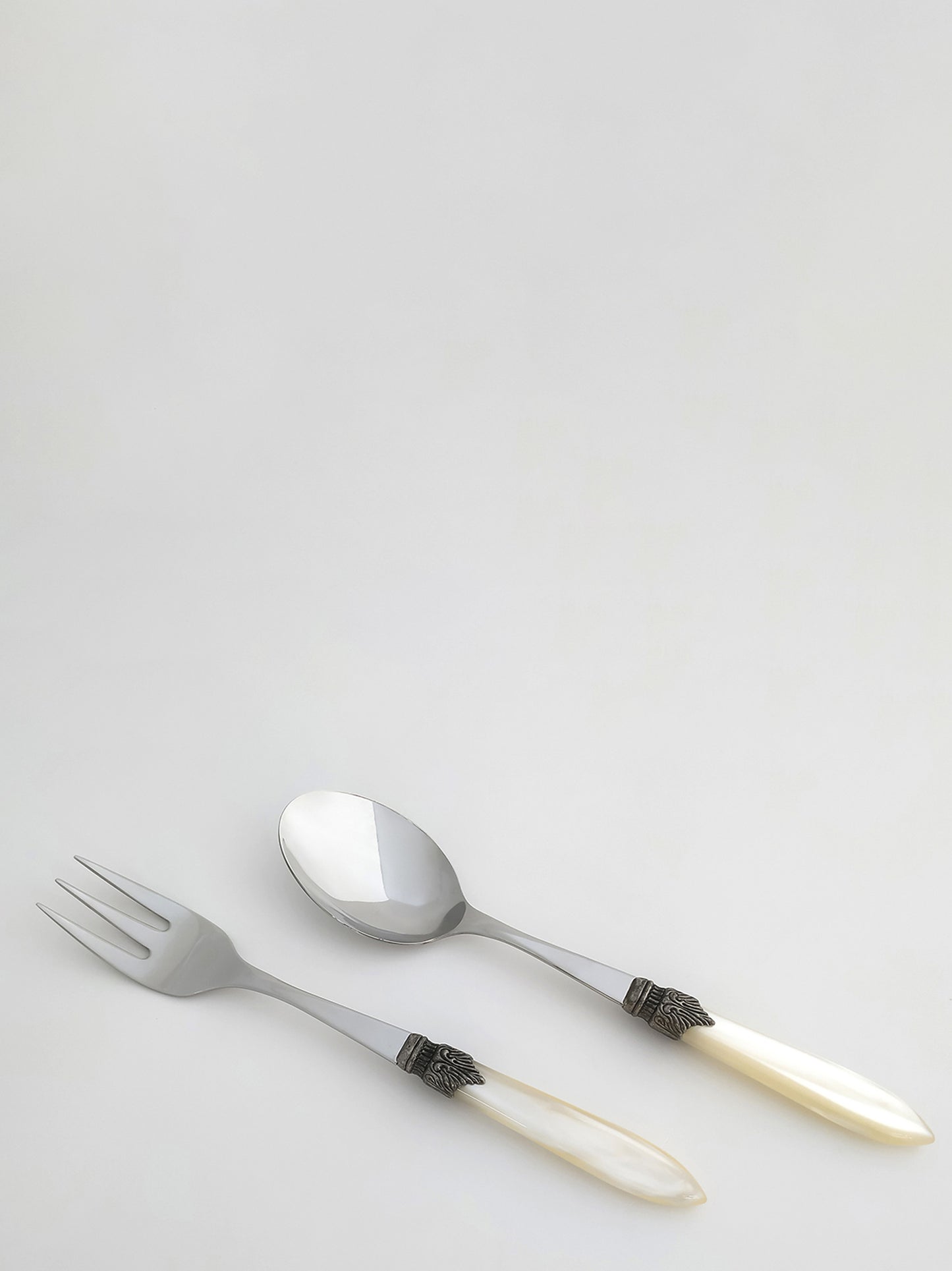 Set to serve 'Laura' Kitchen kits and utensils