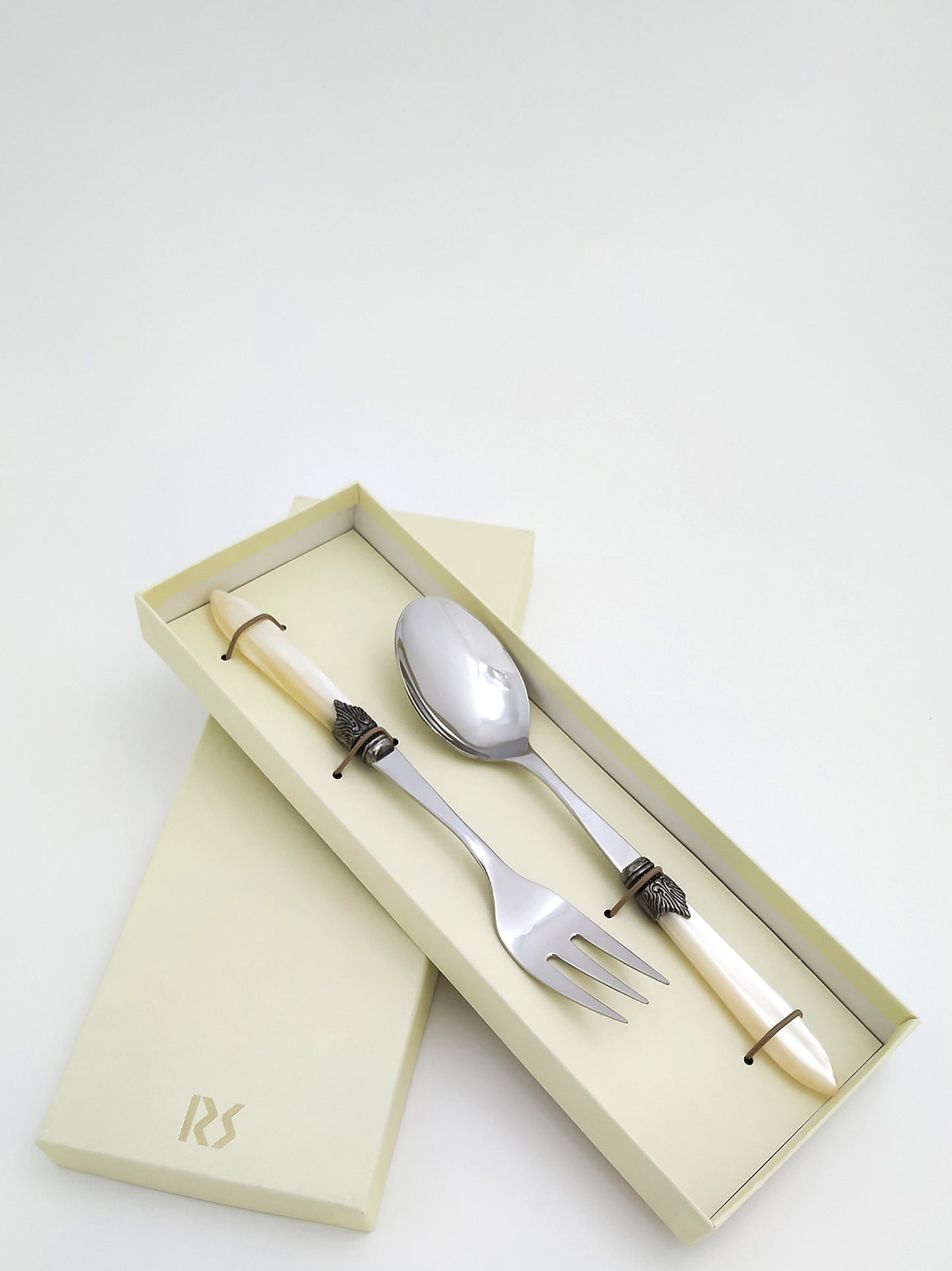 Set to serve 'Laura' Kitchen kits and utensils