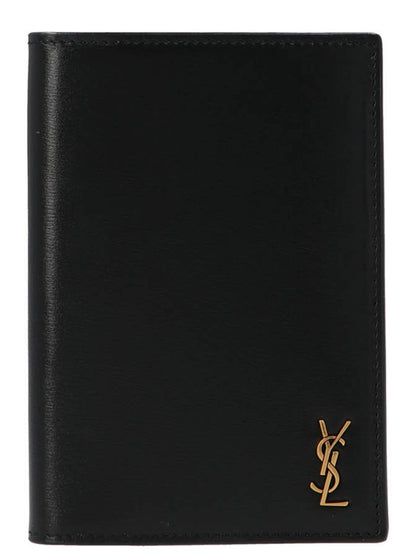Monogram passport holder Lifestyle