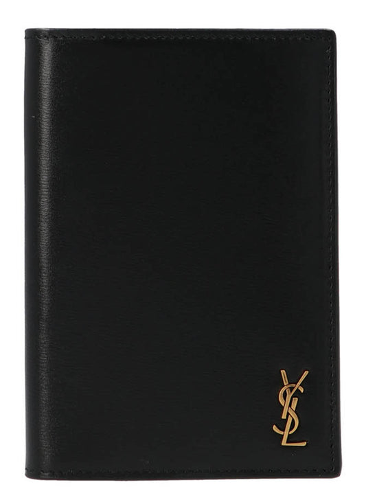 Monogram passport holder Lifestyle