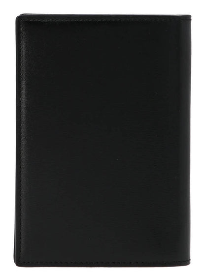 Monogram passport holder Lifestyle