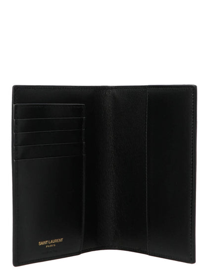 Monogram passport holder Lifestyle