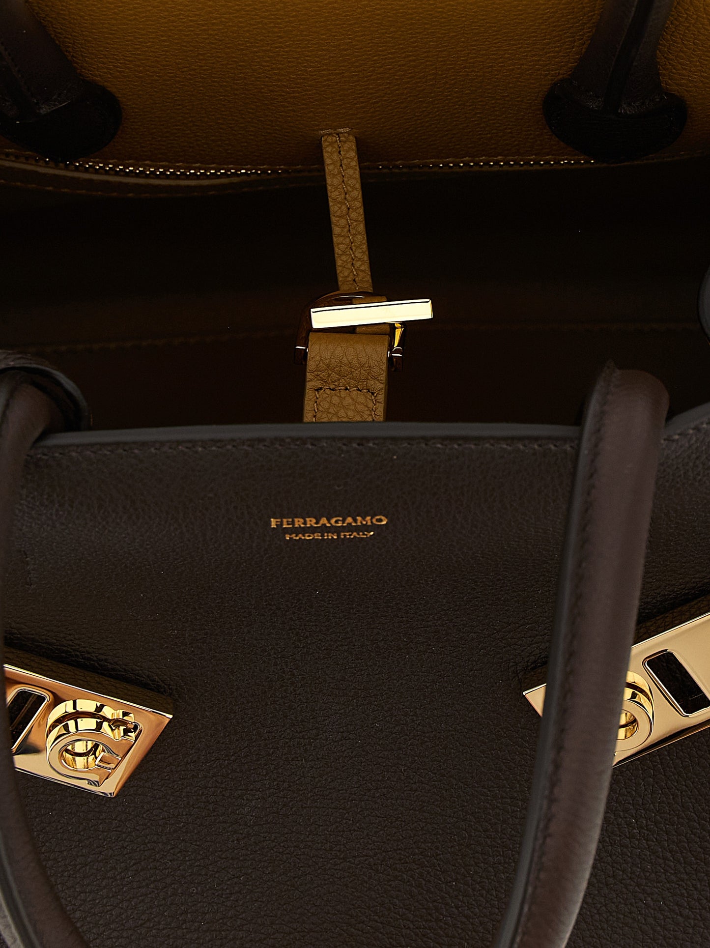 'Hug (M)' handbag Hand bags