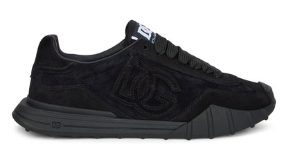 Sports shoes with reinforced sole SHOES
