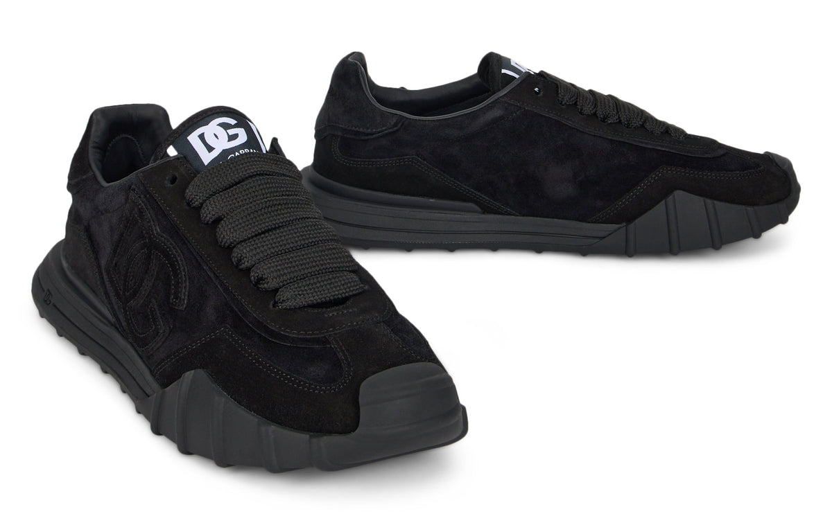 Sports shoes with reinforced sole SHOES