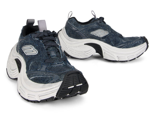 Sport shoes with a curved sole SHOES