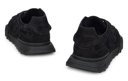 Sports shoes with reinforced sole SHOES