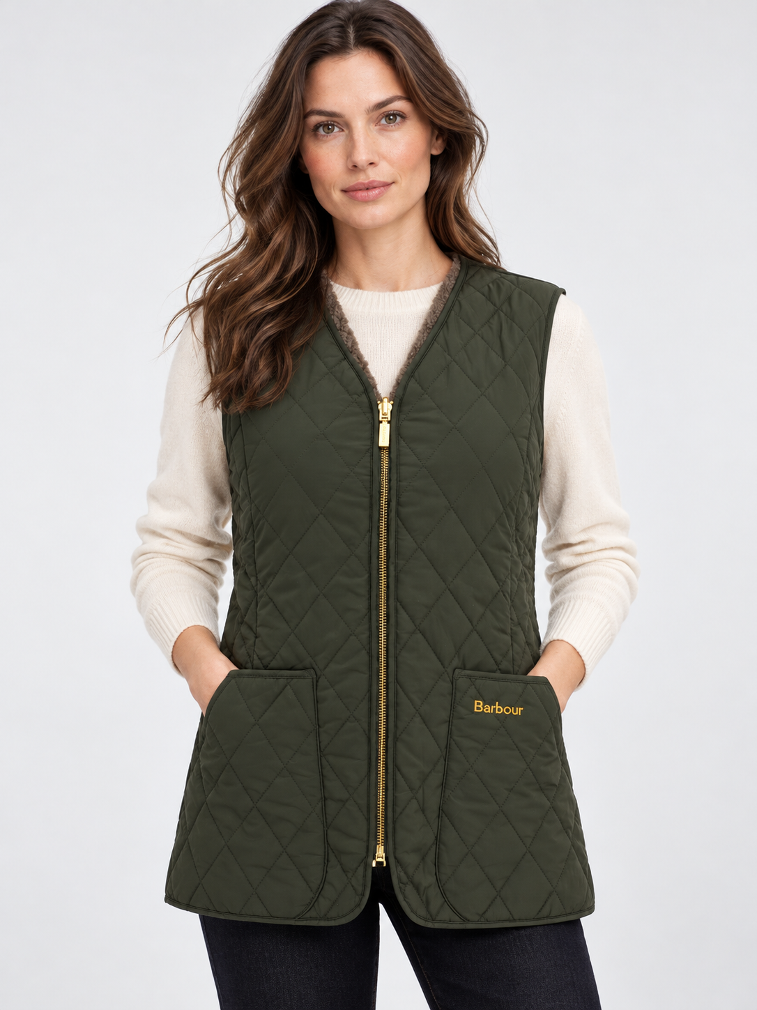 Barbour AI着用イメージ（架空の成人女性モデル・コーディネート例）