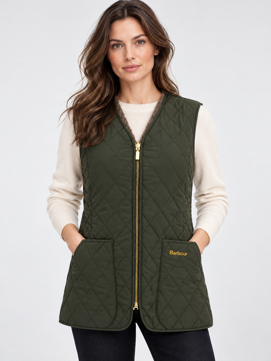 Barbour AI着用イメージ（架空の成人女性モデル・コーディネート例）