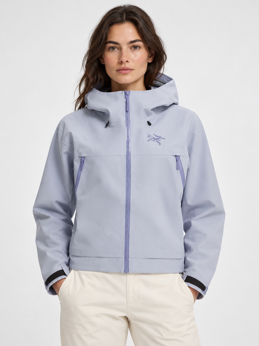 Arc'teryx AI着用イメージ（架空の成人女性モデル）