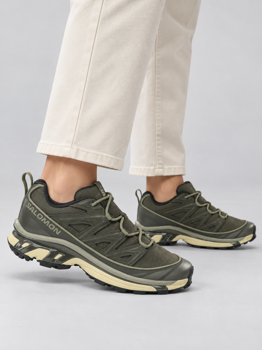 Salomon AI着用イメージ（架空の成人モデル）