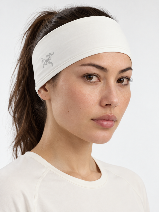 Arc'teryx AI着用イメージ（架空の成人女性モデル・コーディネート例）