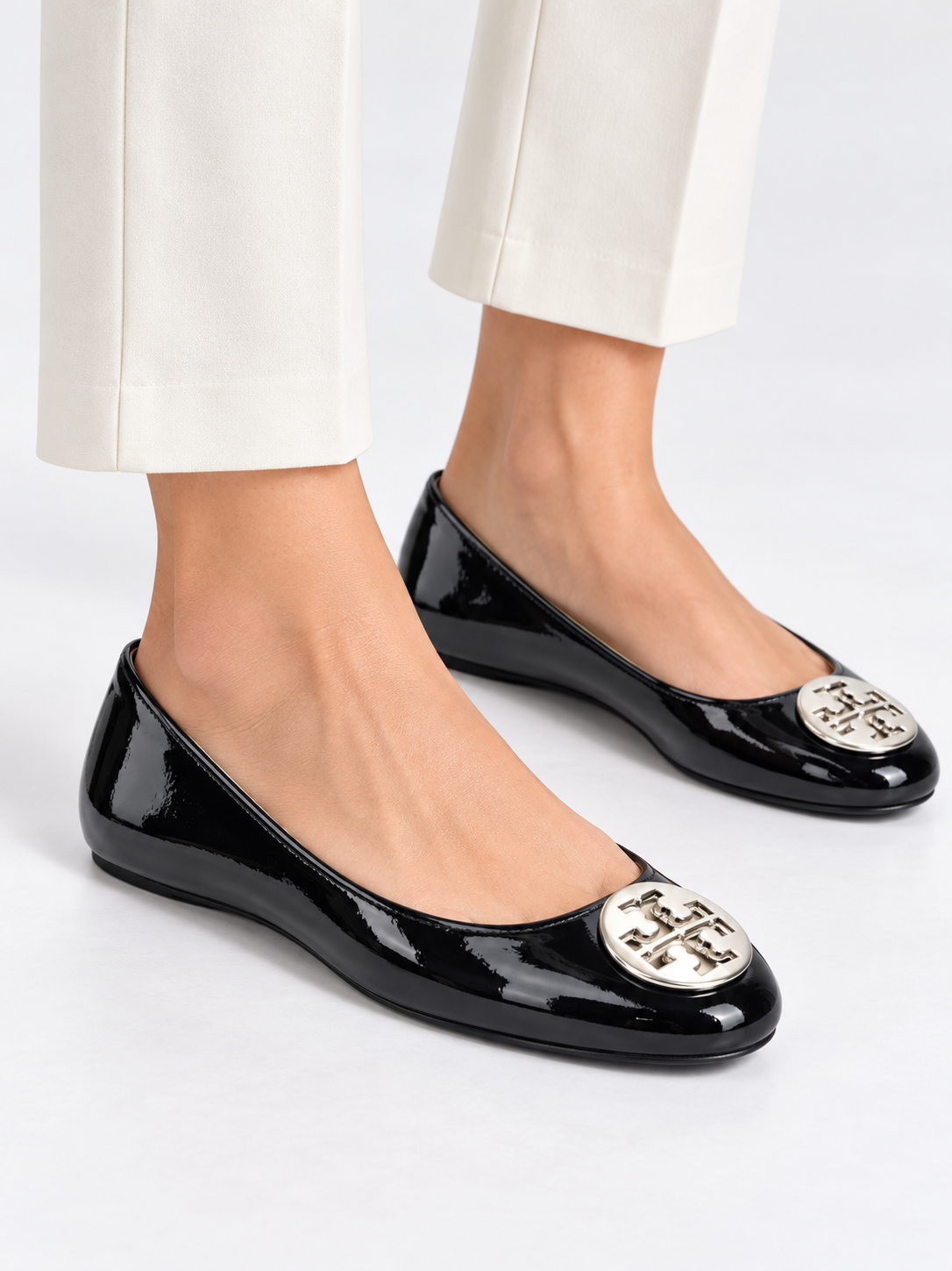 Tory Burch AI着用イメージ（架空の成人女性モデル・コーディネート例）
