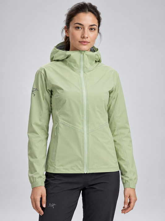 Arc'teryx AI着用イメージ（架空の成人女性モデル・コーディネート例）