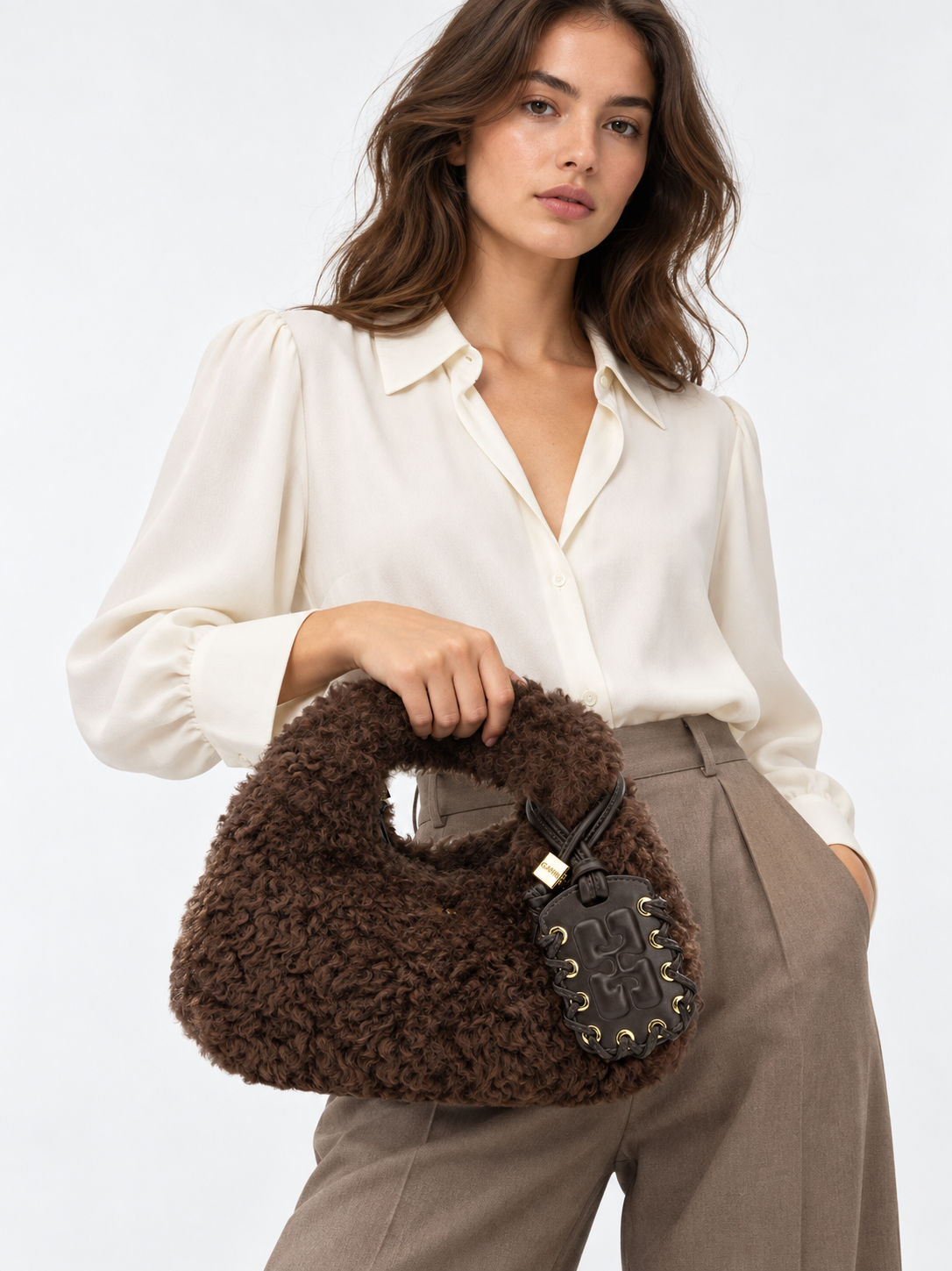 Ganni AI着用イメージ（架空の成人女性モデル・コーディネート例）