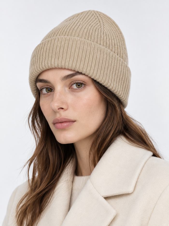 Le Bonnet AI着用イメージ（架空の成人女性モデル・コーディネート例）