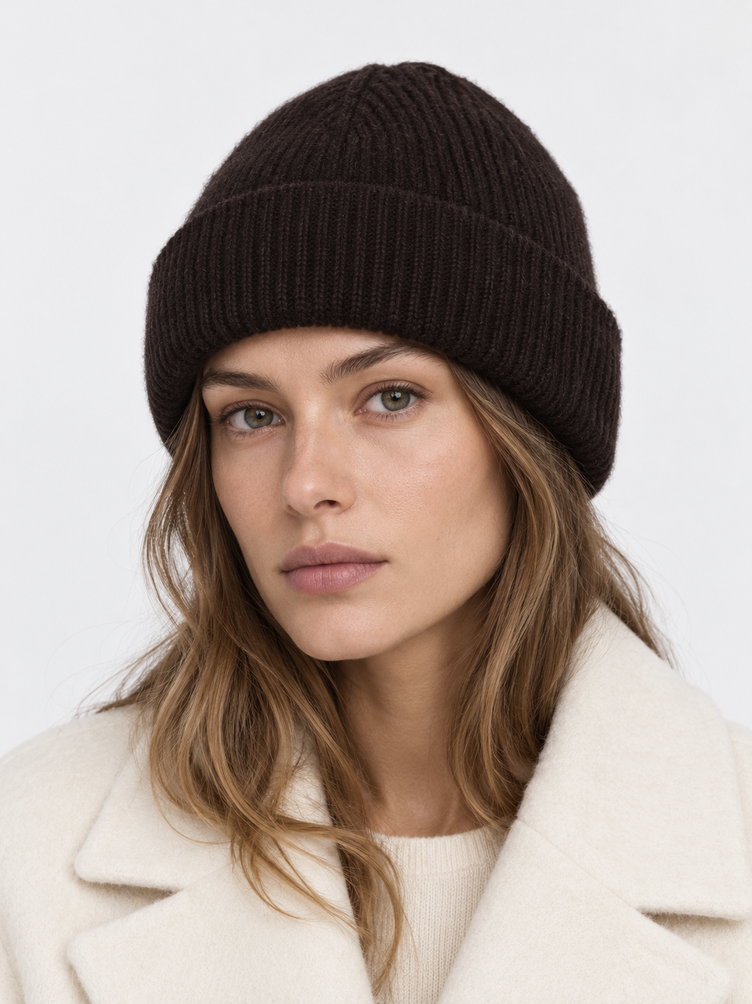 Le Bonnet AI着用イメージ（架空の成人女性モデル・コーディネート例）