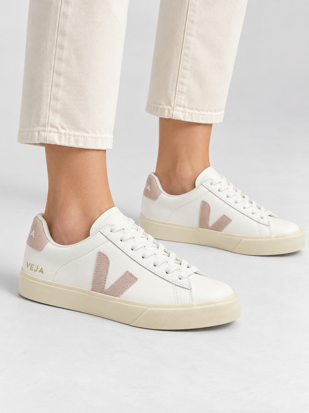 Veja AI着用イメージ（架空の成人女性モデル・コーディネート例）