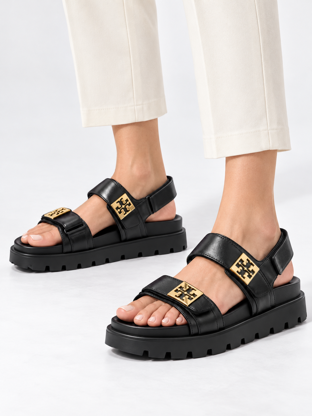 Tory Burch AI着用イメージ（架空の成人女性モデル・コーディネート例）