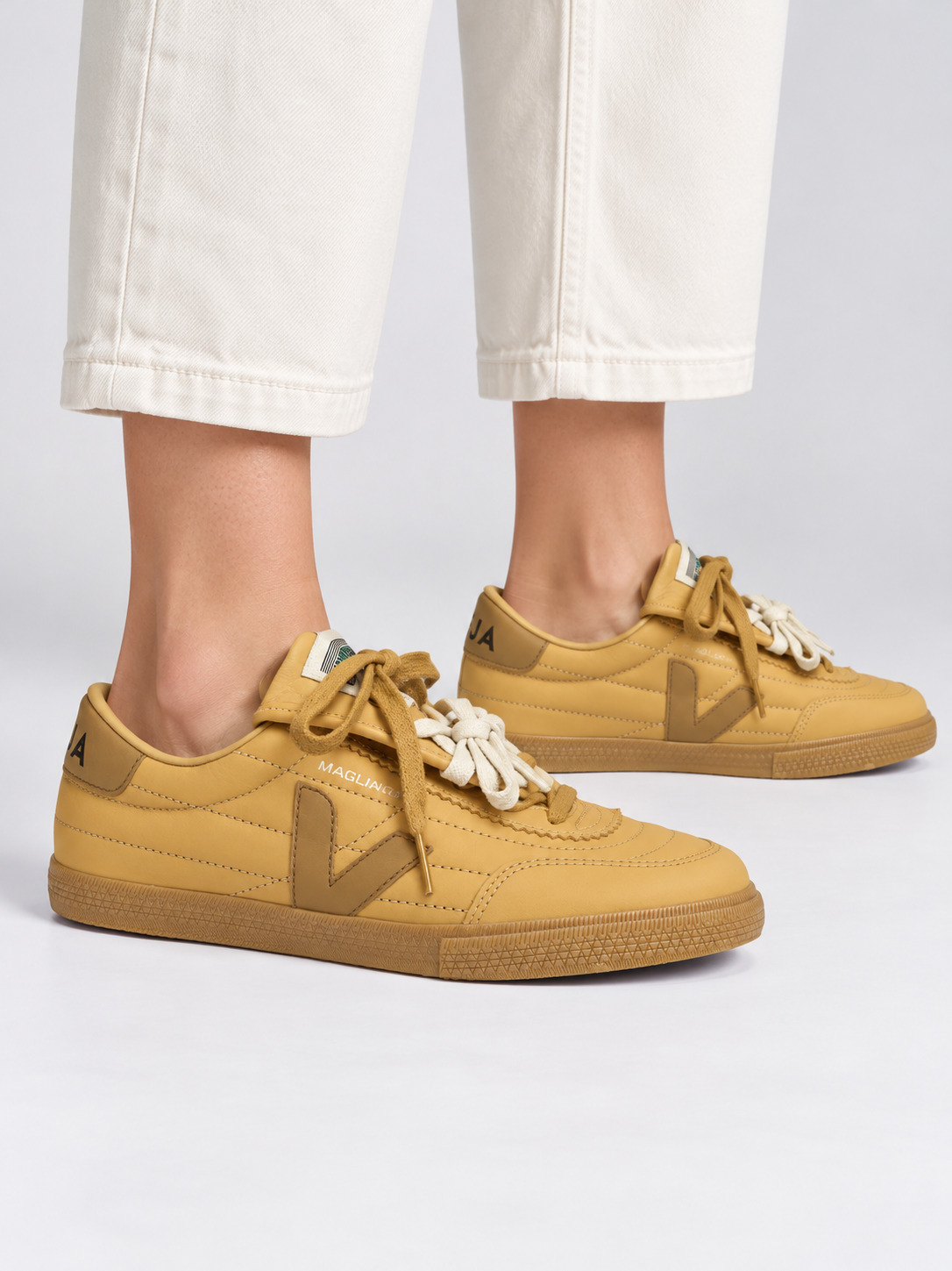 Veja AI着用イメージ（架空の成人女性モデル・コーディネート例）