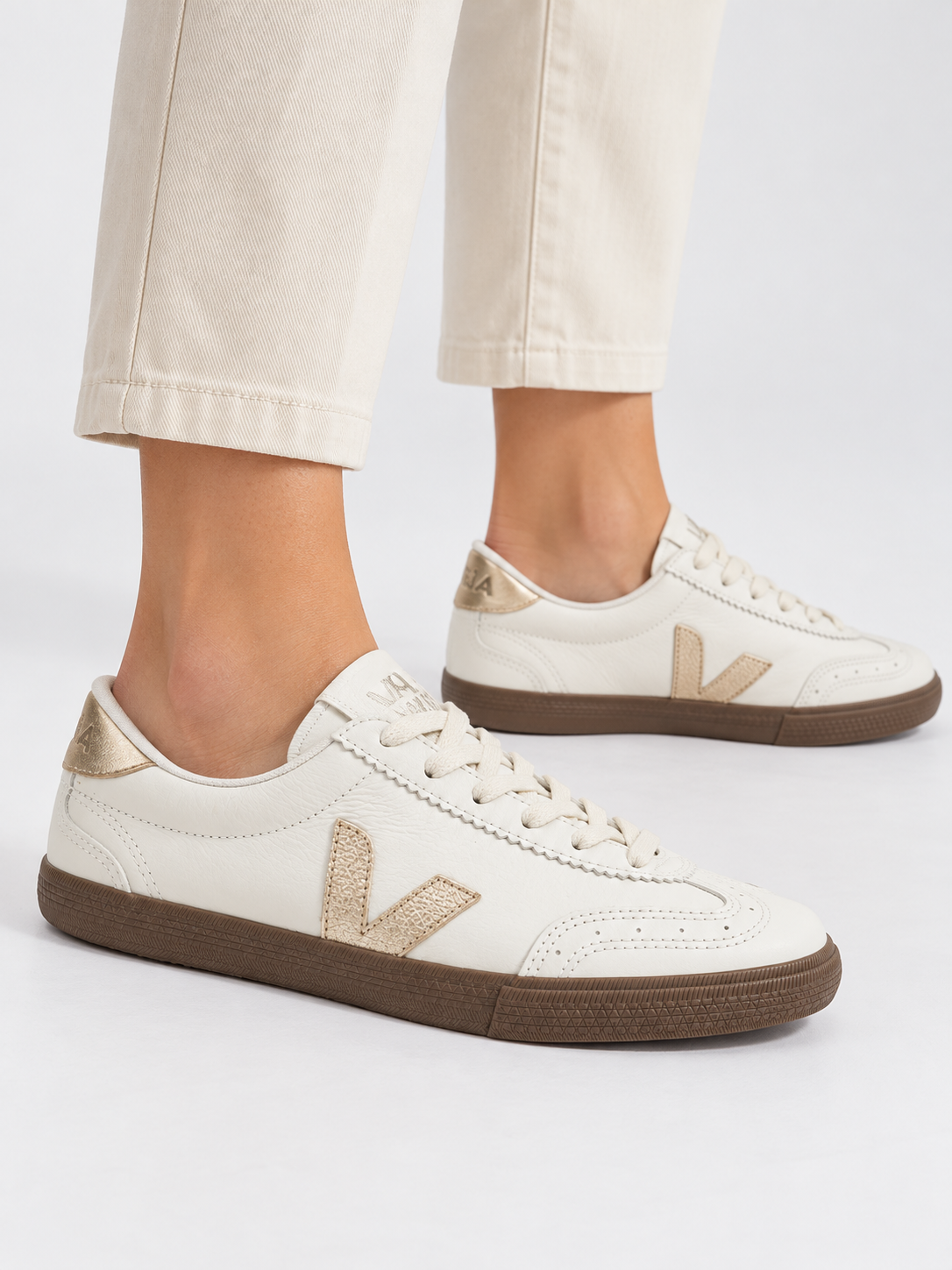 Veja AI着用イメージ（架空の成人女性モデル・コーディネート例）