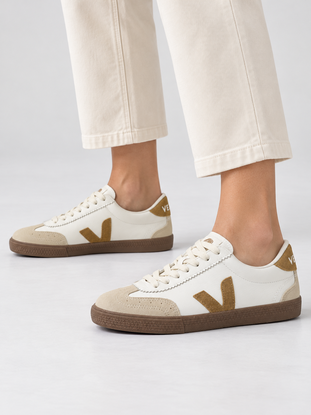 Veja AI着用イメージ（架空の成人女性モデル・コーディネート例）