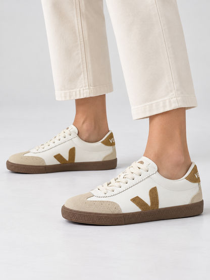 Veja AI着用イメージ（架空の成人女性モデル・コーディネート例）