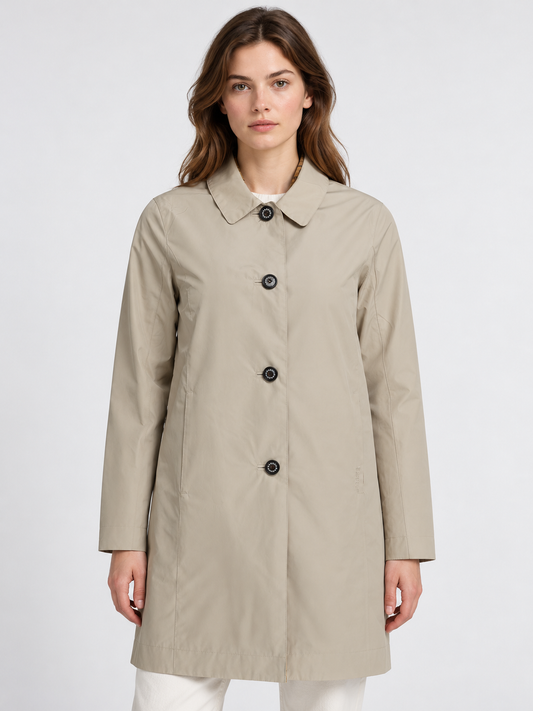 Barbour AI着用イメージ（架空の成人女性モデル・コーディネート例）