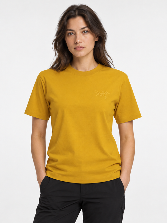 Arcteryx AI着用イメージ（架空の成人女性モデル・コーディネート例）