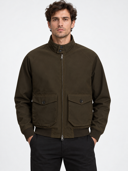 Baracuta AI着用イメージ（架空の成人男性モデル・コーディネート例）
