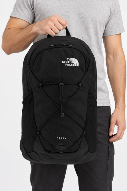 THE NORTH FACE AI着用イメージ（架空の成人男性モデル・コーディネート例）