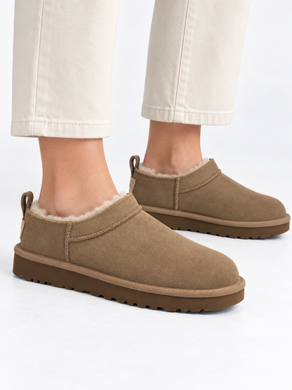 Ugg AI着用イメージ（架空の成人女性モデル・コーディネート例）