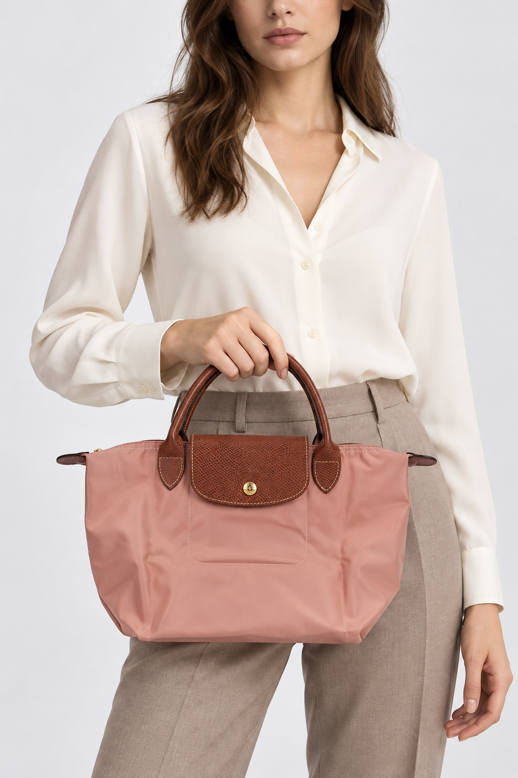 LONGCHAMP AI着用イメージ（架空の成人女性モデル・コーディネート例）