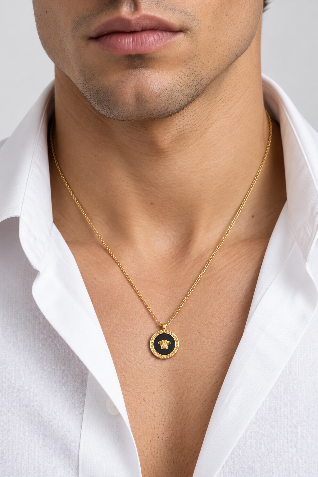 VERSACE AI着用イメージ（架空の成人男性モデル・コーディネート例）