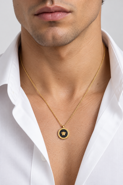VERSACE AI着用イメージ（架空の成人男性モデル・コーディネート例）