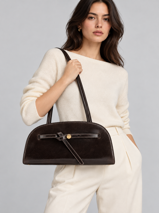 Tory Burch AI着用イメージ（架空の成人女性モデル・コーディネート例）